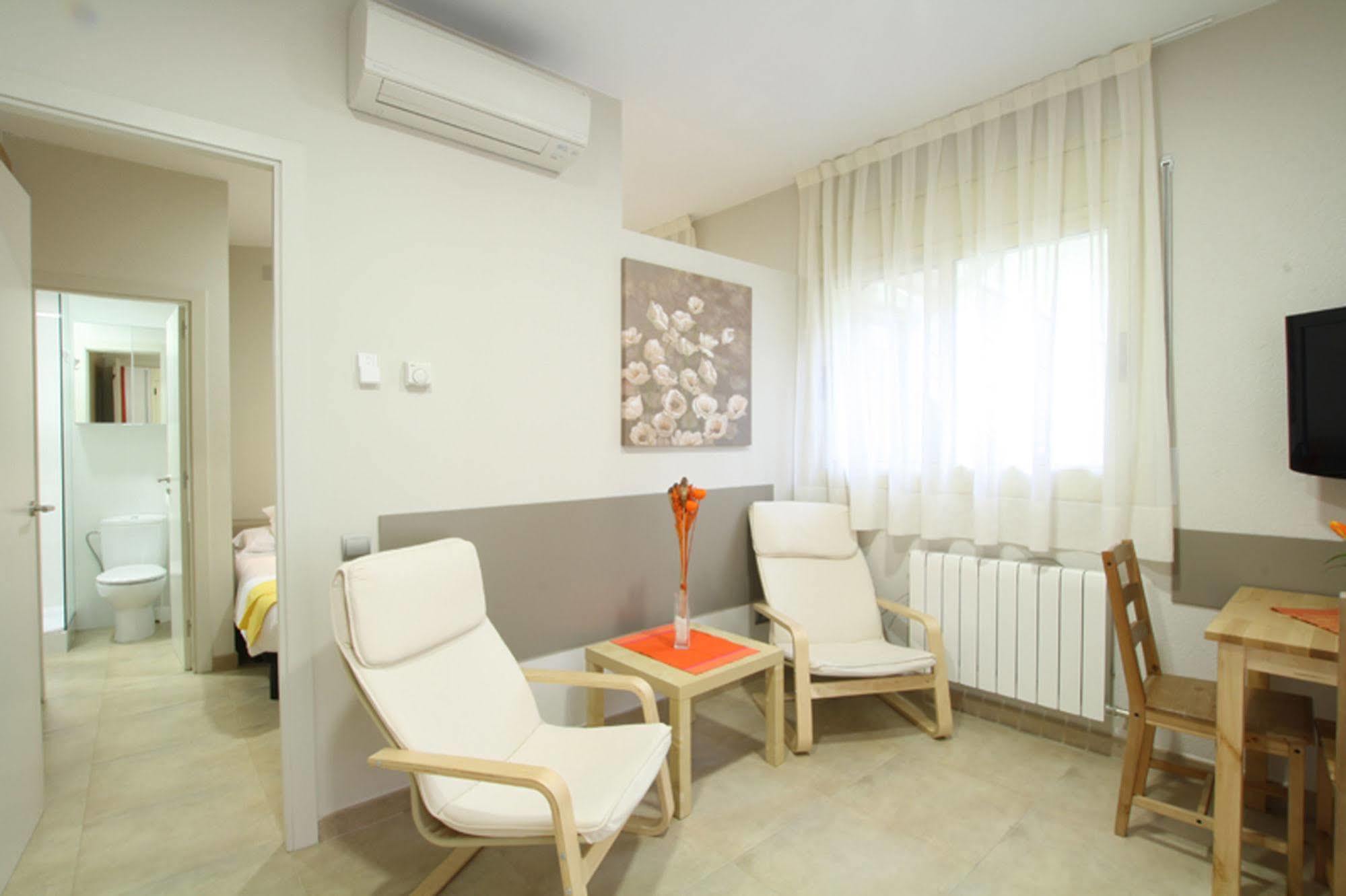 Barcelona Sants Station Apartments Bagian luar foto